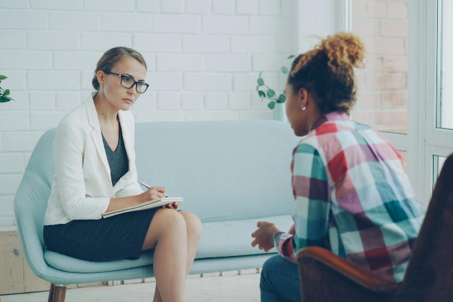 two women talking about niche clarity