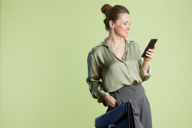 happy woman looking at her phone with niche clarity