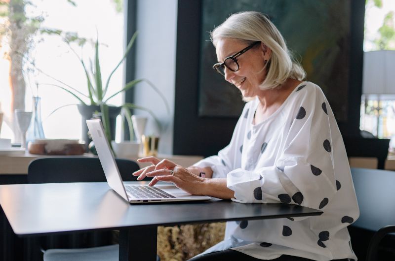 Health coach confident with her pricing with this free script